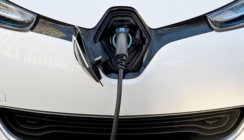 In Deutschland sind zu wenige E-Autos auf den Straßen unterwegs. Mit Kaufprämien will die Bundesregierung das ändern. In Deutschland sind zu wenige E-Autos auf den Straßen unterwegs. Mit Kaufprämien will die Bundesregierung das ändern.