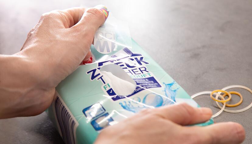 Gummibänder sollen dafür sorgen, dass nur noch ein Feuchttuch aus der Verpackung kommt. Gummibänder sollen dafür sorgen, dass nur noch ein Feuchttuch aus der Verpackung kommt.