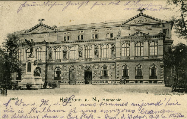 Zusammengestellt von Archiv und Dokumentation der Heilbronner Stimme 

1878. Postkartenansicht der ursprünglichen Heilbronner Harmonie. Der prächtige Renaissancebau an der Allee ist  von Tempelgiebeln eingefasst. Der Stadtadler krönt die Giebel. Am 1. Juni 1849 bezieht der Kunstverein seine Räumlichkeiten in der Festhalle Harmonie. Seitdem sind Kunsverein und Harmonie - mit einer Pause nach dem Zweiten Weltkrieg - miteinander verbunden.
