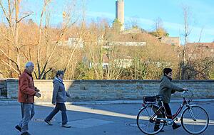 Siegfried und Helga Schmidt sowie Hildegard Knoll (v.l.) erinnern sich noch daran, dass man von den mindestens bis Ende der 50er Jahre freilaufenden Herbolzheimer Gänsen auf dem Heimweg von der Schule öfter mal in die Waden gezwickt wurde. Siegfried und Helga Schmidt sowie Hildegard Knoll (v.l.) erinnern sich noch daran, dass man von den mindestens bis Ende der 50er Jahre freilaufenden Herbolzheimer Gänsen auf dem Heimweg von der Schule öfter mal in die Waden gezwickt wurde.