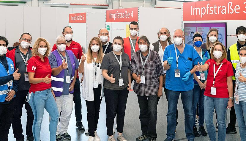 Nehmen am Donnerstagabend Abschied: die Mitarbeiter im Kreisimpfzentrum in Heilbronn-Horkheim. Viel Dankbarkeit und nur vereinzelt Impfkomplikationen haben sie erlebt.
Foto: Mario Berger