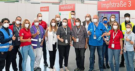 Nehmen am Donnerstagabend Abschied: die Mitarbeiter im Kreisimpfzentrum in Heilbronn-Horkheim. Viel Dankbarkeit und nur vereinzelt Impfkomplikationen haben sie erlebt.
Foto: Mario Berger