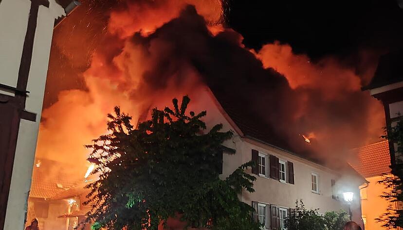 In der Duttenberger Ortsmitte ist ein denkmalgeschütztes Wohnhaus mit Scheune in Brand geraten. In der Duttenberger Ortsmitte ist ein denkmalgeschütztes Wohnhaus mit Scheune in Brand geraten.