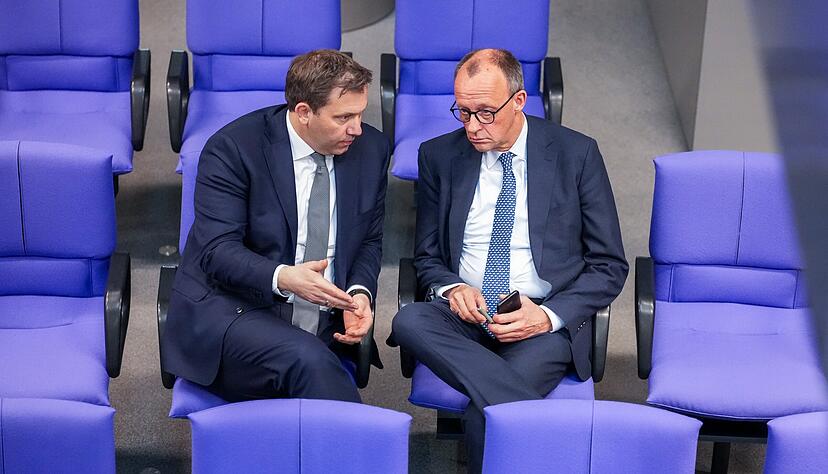 Lars Klingbeil (l), SPD Fraktionschef und Bundesvorsitzender, und Friedrich Merz, CDU/CSU Fraktionsvorsitzender und CDU Bundesvorsitzender.