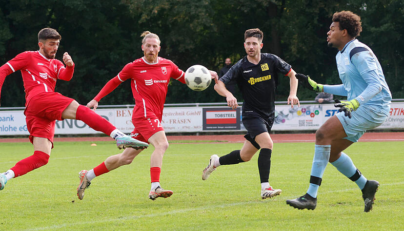 Lorik Makolli (links) gelang ein Doppelpack. Hier trifft er allerdings nur die Latte. Die TSG Öhringen gewann dass Duell der Aufsteiger gegen die SG Weinstadt aber mit 3:2.
Foto: Marc Schmerbeck