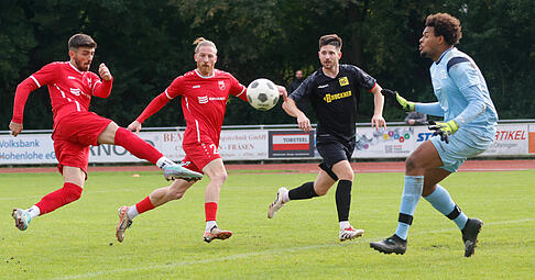 Lorik Makolli (links) gelang ein Doppelpack. Hier trifft er allerdings nur die Latte. Die TSG Öhringen gewann dass Duell der Aufsteiger gegen die SG Weinstadt aber mit 3:2.
Foto: Marc Schmerbeck