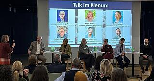 Drei Tandems aus Verwaltung, dem sozialen Sektor und dem Bankenwesen berichteten, wie sie an das Thema "Führen und Fördern" herangehen.