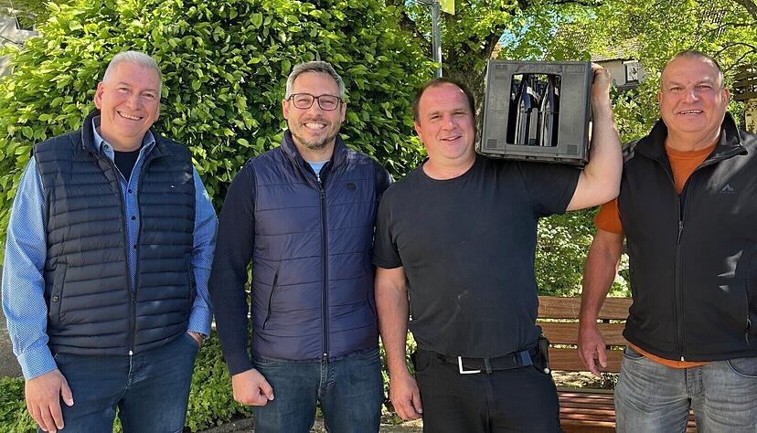 Sven Frank (links) und Steffen Brod (rechts) vom Orga-Team im Rathaus freuen sich, dass sie mit Daniel Weidner (2.v.l.) und Michael Walter neue Partner f&uuml;r die Holzmarkt-Gastronomie gefunden haben.
