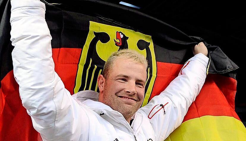 Emotional feiert André Lange seine Medaillen und sagt: "Jede hat ihre eigene Geschichte." Inzwischen arbeitet der Ilmenauer als Trainer der Chinesen. Emotional feiert André Lange seine Medaillen und sagt: "Jede hat ihre eigene Geschichte." Inzwischen arbeitet der Ilmenauer als Trainer der Chinesen.