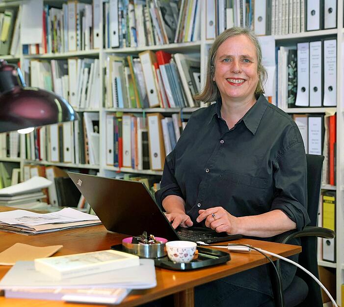 Dr. Matthia Löbke, Ausstellungsleiterin Kunstverein Heilbronn:
Fühle ich mich als Frau sicher? Ja. Das Gefühl von Sicherheit ist für mich eng verbunden mit dem von Freiheit und Selbstbestimmung. Bisweilen wünsche ich mir im täglichen Leben einen respektvolleren und sorgsameren Umgang miteinander. Das Leben ist bunt. Apropos bunt: Ich wünsche mir, dass sich alle Frauen und Mädchen sicher fühlen können, egal welcher Herkunft sie sind. Dr. Matthia Löbke, Ausstellungsleiterin Kunstverein Heilbronn:
Fühle ich mich als Frau sicher? Ja. Das Gefühl von Sicherheit ist für mich eng verbunden mit dem von Freiheit und Selbstbestimmung. Bisweilen wünsche ich mir im täglichen Leben einen respektvolleren und sorgsameren Umgang miteinander. Das Leben ist bunt. Apropos bunt: Ich wünsche mir, dass sich alle Frauen und Mädchen sicher fühlen können, egal welcher Herkunft sie sind.