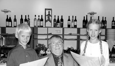 Arne und Ruth Schmidt, Enkelkinder von Stimme-Altverleger Frank Distelbarth, trugen f&uuml;r Karl-Heinz D&auml;hn bei der Feierstunde eine Geschichte von Manfred Kyber vor. (Foto: Anne V&auml;is&auml;nen)