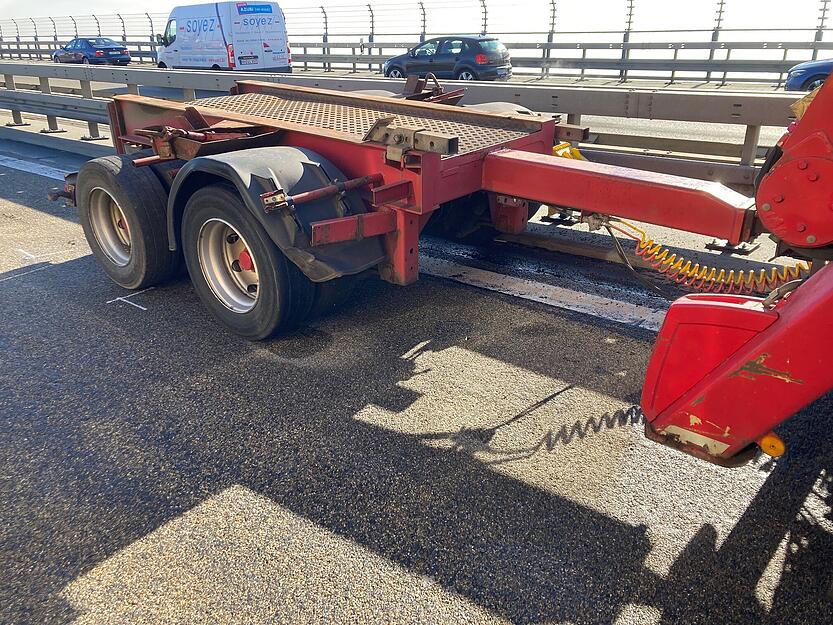 Unfall A81 | Lkw verliert Ladung bei Möckmühl Unfall A81 | Lkw verliert Ladung bei Möckmühl