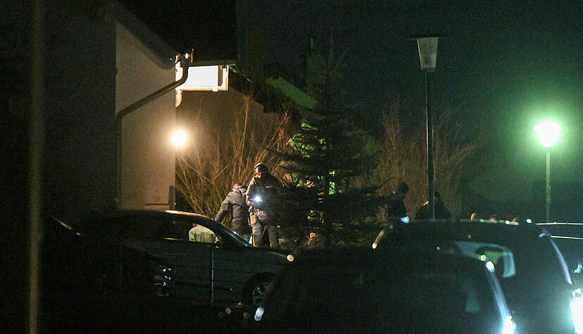 Einsatzkräfte der Polizei sind nach tödlichen Schüssen in einer Firma in Bad Friedrichshall in Seckach im Einsatz.