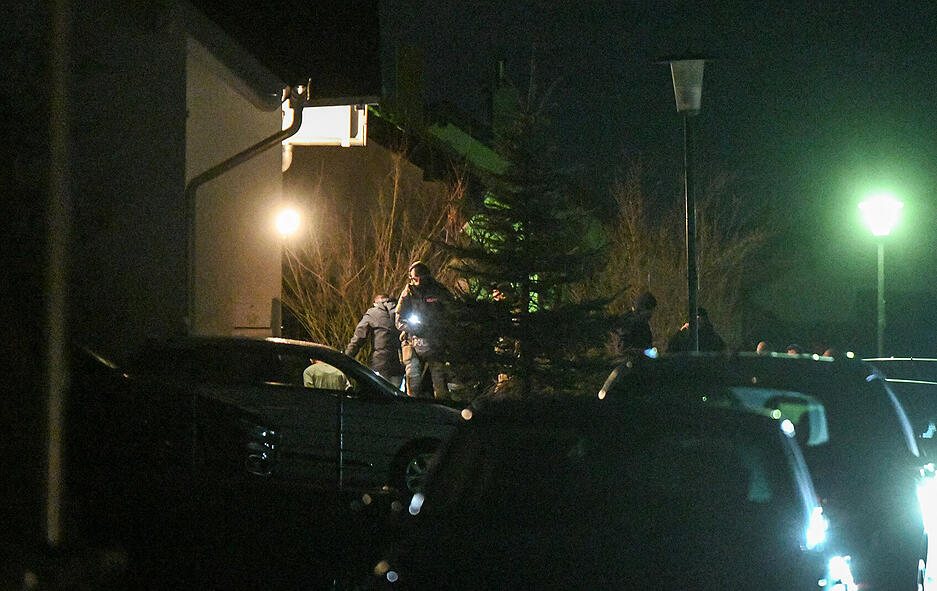 Einsatzkräfte der Polizei sind nach tödlichen Schüssen in einer Firma in Bad Friedrichshall in Seckach im Einsatz.
