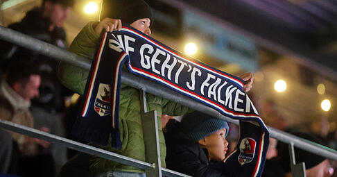 Eine hehrer Wunsch der kleinen Eishockey-Fans: Die Heilbronner Falken bleiben aber lieber in Deckung.