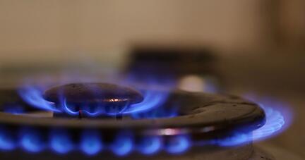 Wie sich die Energiepreisbremse auf die Höhe der Abschläge auswirkt, können Verbraucher mit dem Online-Rechner der Verbraucherzentrale NRW herausfinden.