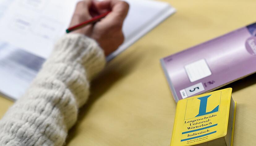 Wer eine Fremdsprache lernen will, ist bei der VHS Unterland genau richtig. Aber auch für aktuelle Themen wie Klimaschutz, Abfallvermeidung oder KI sind die 37 Außenstellen eine gute Adresse. Wer eine Fremdsprache lernen will, ist bei der VHS Unterland genau richtig. Aber auch für aktuelle Themen wie Klimaschutz, Abfallvermeidung oder KI sind die 37 Außenstellen eine gute Adresse.