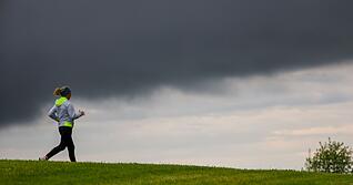 Einer der M&auml;nner wird so aggressiv, dass er die Frau ins Bein gebissen hat. (Symbolbild)