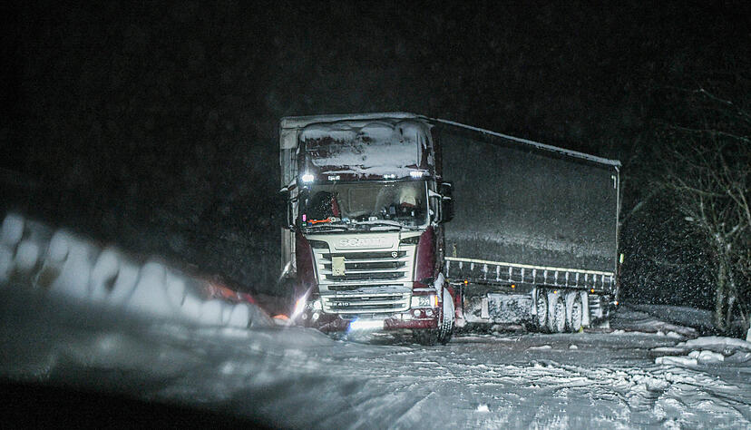 Baden-Württemberg, Titisee-Neustadt: Ein Lkw steht schräg im Schnee auf der L172. Auch anderorts sorgte der Wintereinbruch für Verkehrschaos. Baden-Württemberg, Titisee-Neustadt: Ein Lkw steht schräg im Schnee auf der L172. Auch anderorts sorgte der Wintereinbruch für Verkehrschaos.