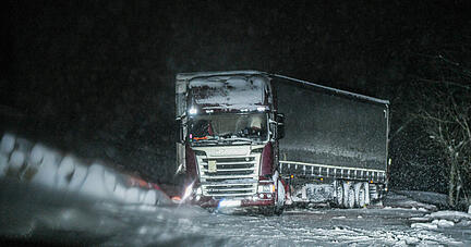 22.11.2024, Baden-Württemberg, Titisee-Neustadt: Ein Lkw steht schräg im Schnee auf der L172. Foto: Jason Tschepljakow/dpa +++ dpa-Bildfunk +++ 22.11.2024, Baden-Württemberg, Titisee-Neustadt: Ein Lkw steht schräg im Schnee auf der L172. Foto: Jason Tschepljakow/dpa +++ dpa-Bildfunk +++