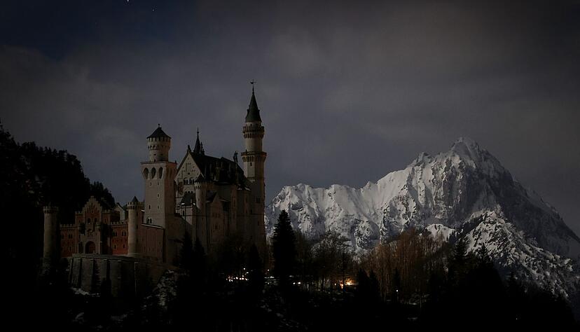 Das Schloss Neuschwanstein in Dunkelheit.