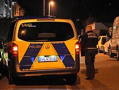 Ein Streifenwagen der Polizei ist wegen einer Auseinandersetzung im Einsatz.