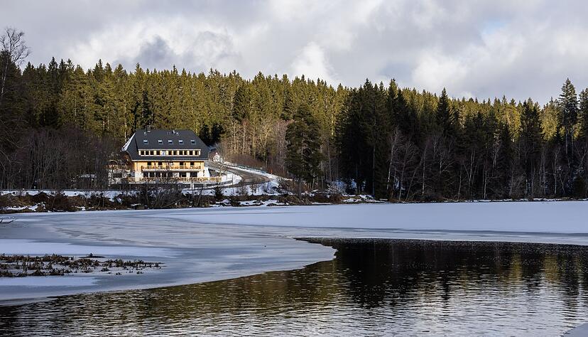 Eine Eisschicht schwimmt auf dem Windgfällweiher nahe dem Schluchsee. Eine Eisschicht schwimmt auf dem Windgfällweiher nahe dem Schluchsee.