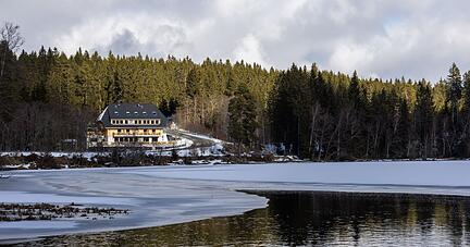Eine Eisschicht schwimmt auf dem Windgfällweiher nahe dem Schluchsee.