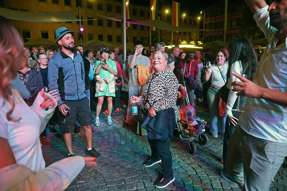 Ausgelassen tanzen einige Besucher auf dem Heilbronner Weindorf zur Musik.