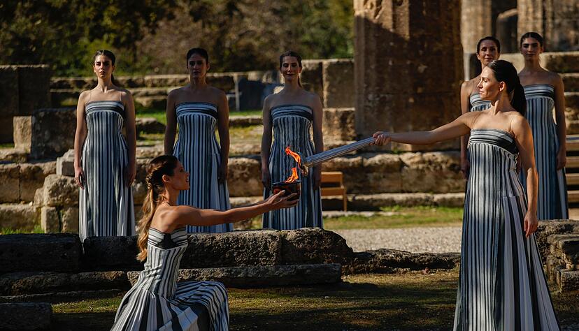 Schauspielerinnen und Tänzerinnen übernehmen die Rolle der Priesterinnen.