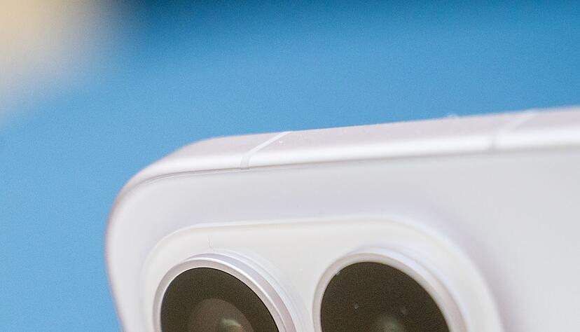 Die vier Kreise auf der R&uuml;ckseite des Xiaomi 17 k&ouml;nnen etwas irref&uuml;hrend sein, denn Xiaomis neuestes Smartphone verf&uuml;gt &uuml;ber ein Triple-Kamera-Setup von Leica. Der vierte Kreis dient lediglich als Blitzgeh&auml;use.