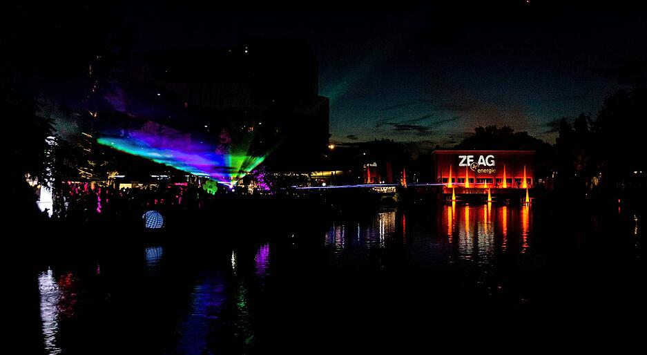 Einer der abendlichen Höhepunkte war die audiovisuelle Lasershow der Zeag vor der Kulisse der Experimenta.
