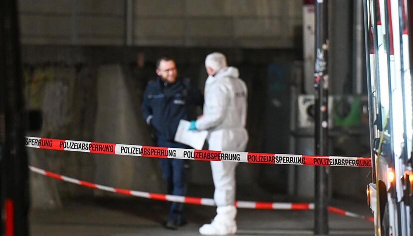 Mitarbeiter der Spurensicherung und der Polizei stehen im abgesperrten Bereich in der N&auml;he des M&uuml;nsterplatzes in Ulm.