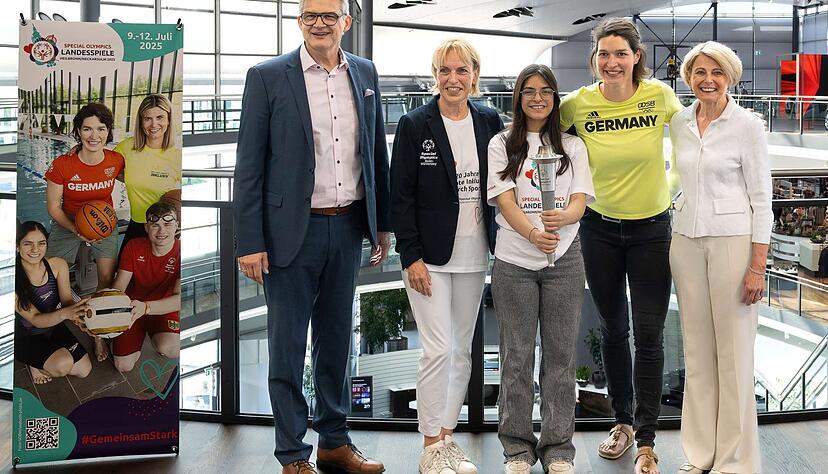 Große Vorfreude auf die Special Olympics Landesspiele 2025, die am 9. Juli eröffnet werden: (v. li.) Steffen Hertwig, Oberbürgermeister der Stadt Neckarsulm, Beate Slavetinsky, Präsidentin von Special Olympics Baden-Württemberg (SOBW), Rozaliya Khudeeda und Carina Bär-Mennigen, beide Gesichter der Spiele, Agnes Christner, Bürgermeisterin der Stadt Heilbronn.