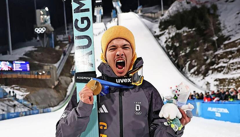 Nicht zu emotional zu Gold, aber emotional mit Gold: Philipp Raimund br&uuml;llt seine Freude heraus. Auf der kleinen Schanze ist keiner besser gewesen.