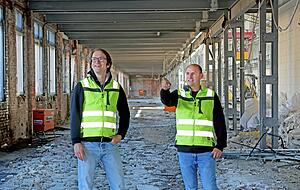 Thomas Bornheim (links) und Markus Hagner von der Programmierschule 42 auf der Baustelle, wo früher eine Maschinenfabrik und später die Innovationsfabrik Platz fanden. Der Stil des Gebäudes soll möglichst erhalten bleiben. Thomas Bornheim (links) und Markus Hagner von der Programmierschule 42 auf der Baustelle, wo früher eine Maschinenfabrik und später die Innovationsfabrik Platz fanden. Der Stil des Gebäudes soll möglichst erhalten bleiben.