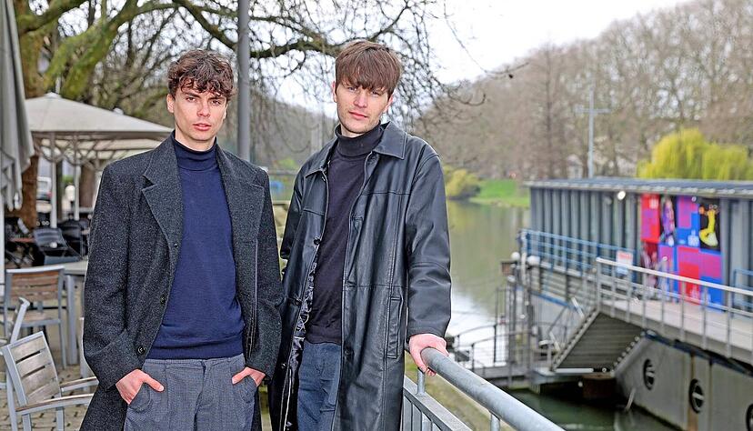 Philipp Wolpert (links) und Tobias Frühauf sind in ihrer zweiten Spielzeit auf dem Heilbronner Theaterschiff nach wie vor die Programmmacher, komplett neu ist der Vorstand des Vereins, dem das Theaterschiff gehört.
Foto: Ralf Seidel Philipp Wolpert (links) und Tobias Frühauf sind in ihrer zweiten Spielzeit auf dem Heilbronner Theaterschiff nach wie vor die Programmmacher, komplett neu ist der Vorstand des Vereins, dem das Theaterschiff gehört.
Foto: Ralf Seidel