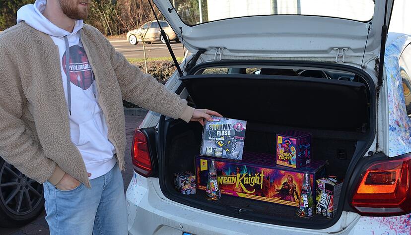 Unter dem Namen PyroLiebhaber postet der Student aus Schorndorf Videos von seinen Feuerwerken und auch von der Einkaufstour, die ihn bis nach Heilbron f&uuml;hrte.