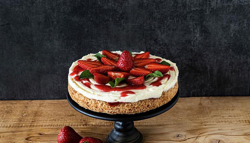 Was die Erdbeertarte unwiderstehlich macht, ist ein krosser Boden, eine cremigsüße Mitte und obenauf eine fruchtige Krönung.