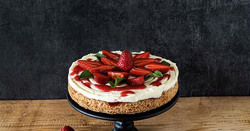 Was die Erdbeertarte unwiderstehlich macht, ist ein krosser Boden, eine cremigsüße Mitte und obenauf eine fruchtige Krönung.