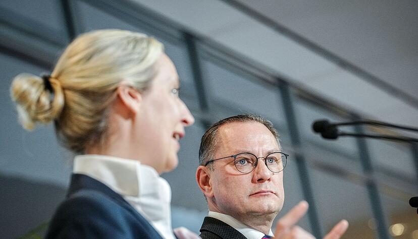 Die AfD-Politiker Alice Weidel und Tino Chrupalla - ihre Partei soll mehr als 100 Rechtsextremisten im Bundestag beschäftigen.