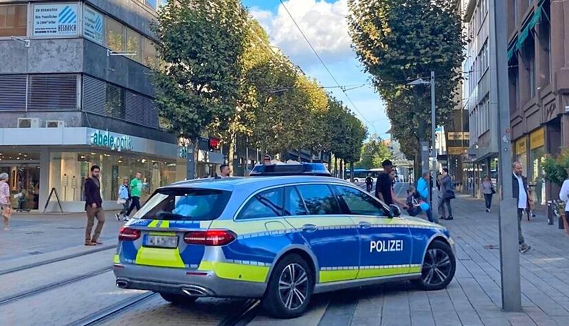 Polizeikontrolle in Heilbronn: Stadt, Land und Polizei haben einen Pakt für mehr Sicherheit geschlossen. Polizeikontrolle in Heilbronn: Stadt, Land und Polizei haben einen Pakt für mehr Sicherheit geschlossen.