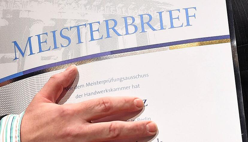 Wer über einen Meisterbrief im Handwerk verfügt, hat alle Voraussetzungen, um einen Betrieb zu gründen oder zu übernehmen und junge Leute auszubilden. Wer über einen Meisterbrief im Handwerk verfügt, hat alle Voraussetzungen, um einen Betrieb zu gründen oder zu übernehmen und junge Leute auszubilden.