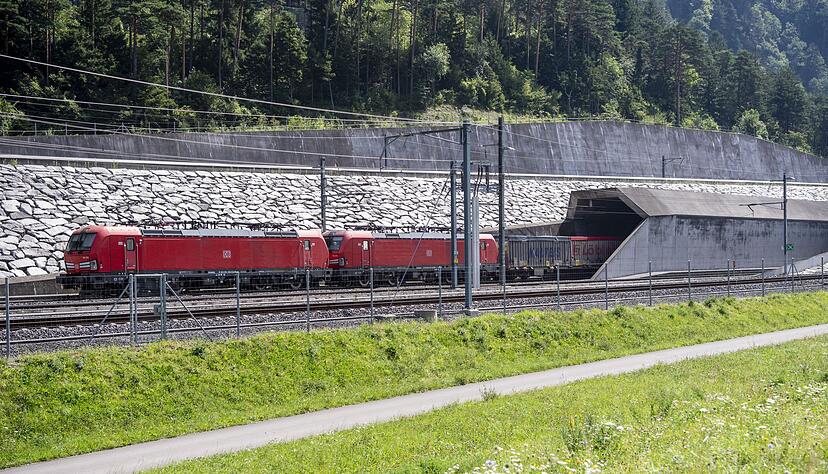 Der Güterverkehr nutzte teilweise die zweite Röhre, Passagierzüge wurden weitgehend über eine Bergstrecke umgeleitet. (Archivbild) Der Güterverkehr nutzte teilweise die zweite Röhre, Passagierzüge wurden weitgehend über eine Bergstrecke umgeleitet. (Archivbild)