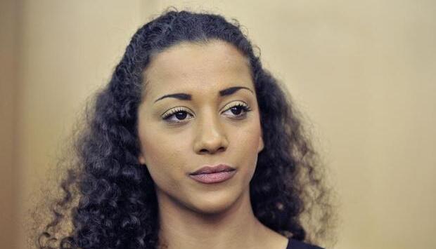 Nadja Benaissa auf der Anklagebank im Verhandlungssaal des Landgerichts in Darmstadt.