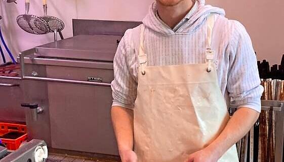 Metzgergeselle Ruben Bihlheimer macht Wienerle.