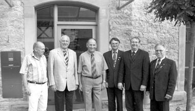 Geehrt und verabschiedet in Jagsthausen: (von links) Hans-Martin Mockler, Hermann Jung, Günter Windmüller, Emil Gärtner, Bürgermeister Roland Halter und Eugen Gutmann. (Foto: Rainer Köller) Geehrt und verabschiedet in Jagsthausen: (von links) Hans-Martin Mockler, Hermann Jung, Günter Windmüller, Emil Gärtner, Bürgermeister Roland Halter und Eugen Gutmann. (Foto: Rainer Köller)