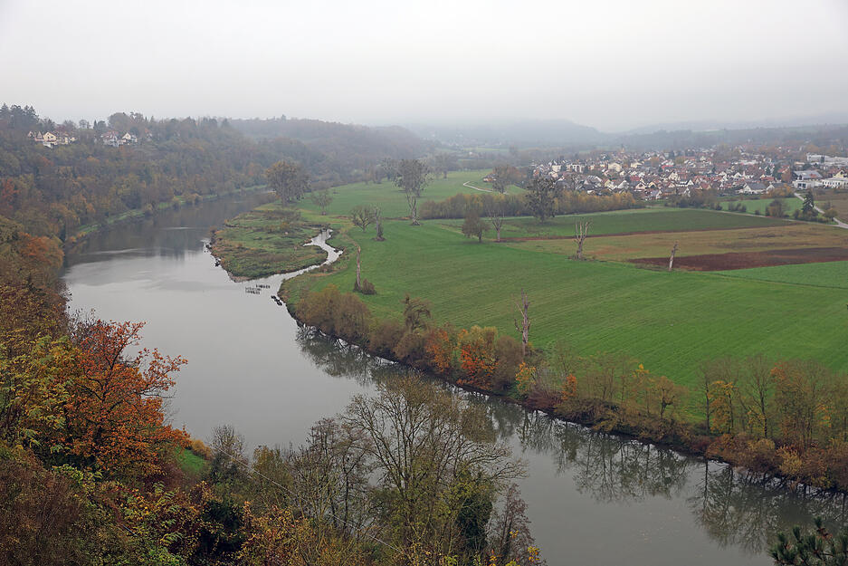 Ein halbes Jahr später fließt der Fluss ruhig das Neckartal hinunter.