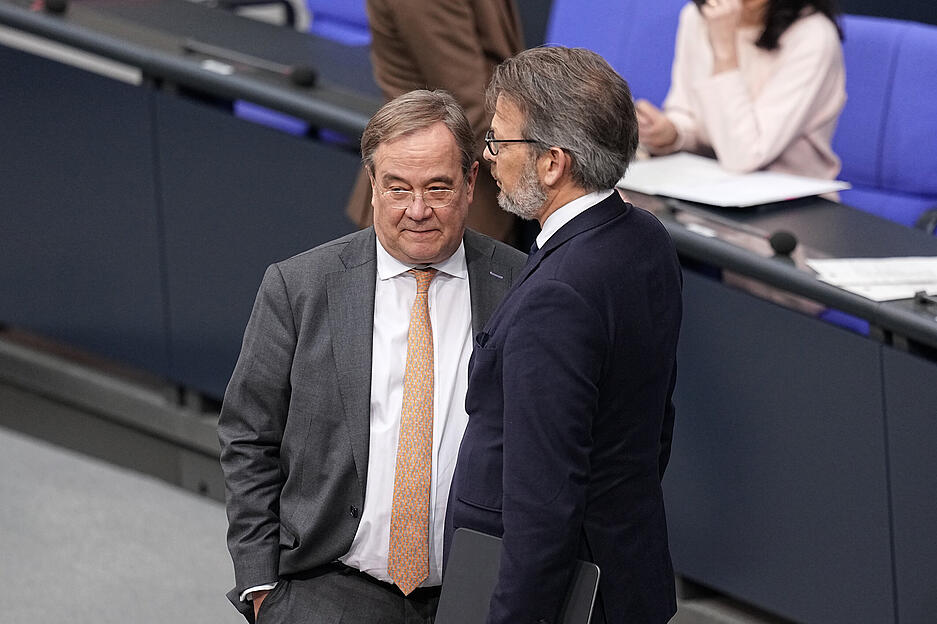 Armin Laschet (CDU, l), früherer Ministerpräsident des Landes Nordrhein-Westfalen, und Otto Fricke (FDP) unterhalten sich im Bundestag.