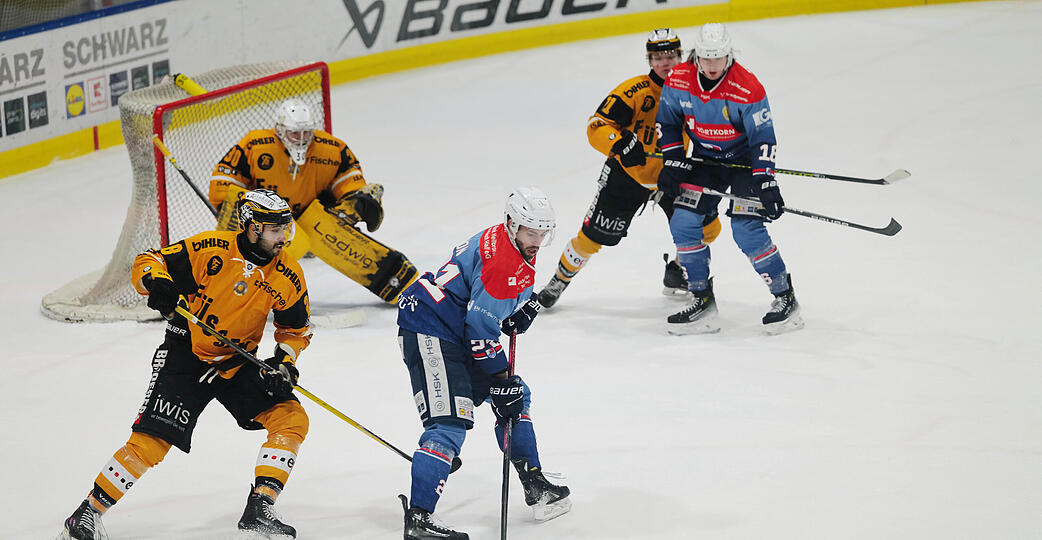 Der Heilbronner Sebastian Hon (Mitte) sorgte beim 3:2-Sieg in Bayreuth f&uuml;r die F&uuml;hrung der Falken.